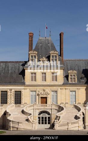 Fontainebleau Palace's berühmte Horseshoe Treppe an der Hauptfassade, fotografiert im Frühjahr 2023 nach einem dreijährigen Renovierungsprojekt Stockfoto