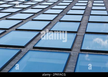 Blick auf die John Street 1: Betonpaneele und Glasvorhangwände machen dieses Apartmentgebäude am Flussufer in Brooklyns DUMBO faszinierende Muster. Stockfoto