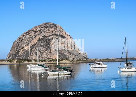 Der Morro Rock neben Parkbooten in Morro Bay, Kalifornien. Stockfoto