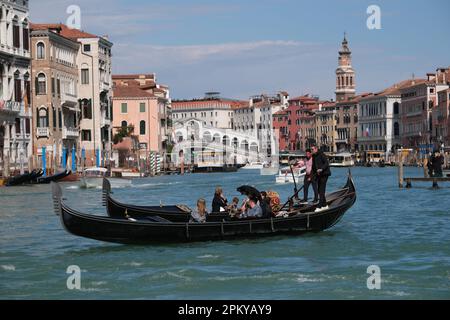 Gondoliere rudern ihre Gondeln entlang des Gran Canal in Venedig Stockfoto