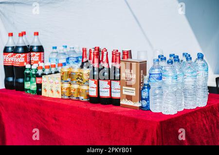 Kathmandu, Nepal - Januar 22. 2023: Mix alkoholfreie Getränke Cola Fanta Sprite Redbull und harte Getränke etc. Werden im Konzert in Tudikhel verkauft. Stockfoto