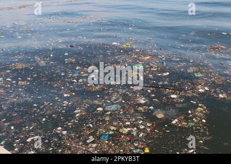 Rio de Janeiro, Rio de Janeiro, Brasilien. 10. April 2023. (INT) Viel Müll und Schmutz auf Postkarten aus Rio de Janeiro. 10. April 2023. Rio de Janeiro, Brasilien: Müll und Schmutz, aufgenommen am Morgen des Montag, den 10. April 2023, im Meer von Baia da Guanabara, rund um das Museum von morgen, einer der meistbesuchten Orte von Touristen in Praca Maua, im Hafengebiet von Rio de Janeiro. (Kreditbild: © Jose Lucena/TheNEWS2 via ZUMA Press Wire) NUR REDAKTIONELLE VERWENDUNG! Nicht für den kommerziellen GEBRAUCH! Stockfoto