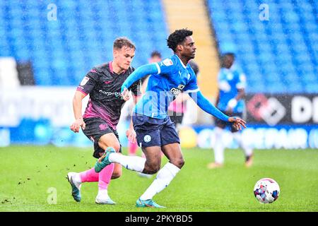 Nathanael Ogbeta (15 Peterborough United) tritt am Freitag, den 7. April 2023, beim Spiel der Sky Bet League 1 zwischen Cambridge United und Fleetwood Town im R Costings Abbey Stadium in Cambridge an. (Foto: Kevin Hodgson | MI News) Guthaben: MI News & Sport /Alamy Live News Stockfoto