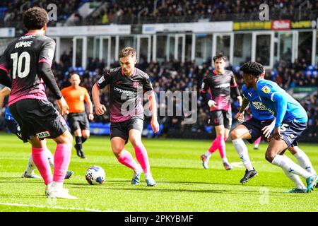 Archie Collins (8 Exeter City) kontrolliert den Ball, der am Freitag, den 7. April 2023, im R Costings Abbey Stadium in Cambridge das Spiel der Sky Bet League 1 zwischen Cambridge United und Fleetwood Town steuert. (Foto: Kevin Hodgson | MI News) Guthaben: MI News & Sport /Alamy Live News Stockfoto