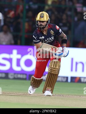 Bengaluru, Indien. 10. April 2023. TATA IPL 2023: Spiel Nr. 15 : CSK vs. LSG : im Chinnasamy Stadium, Bengaluru: Virat Kohli Credit: Seshadri SUKUMAR/Alamy Live News Stockfoto