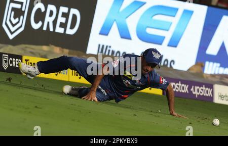 Bengaluru, Indien. 10. April 2023. TATA IPL 2023: Spiel Nr. 15 : CSK vs. LSG : in Chinnasamy StGood Fielding Credit: Seshadri SUKUMAR/Alamy Live News Stockfoto