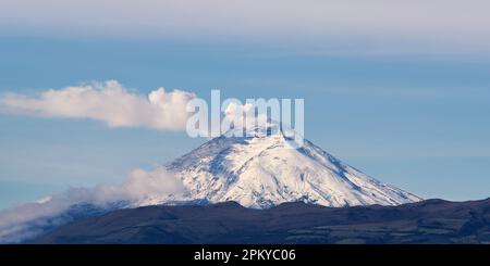 Vulkan Cotopaxi mit Explosion und Aschewolke, Quito, Ecuador. Stockfoto