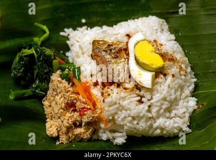 Sego Wiwit, ein traditionelles Essen aus Zentraljava, Indonesien Stockfoto