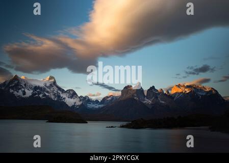 Abendlicht am Pehoe-See mit der Bergkette des Totrres del Paine, die die letzten Sonnenstrahlen in Patagonien, Chile einfängt. Stockfoto