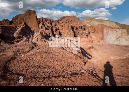 Allein in der Landschaft des Rainbow Valley, San Pedro de Atacama, Chile. Stockfoto