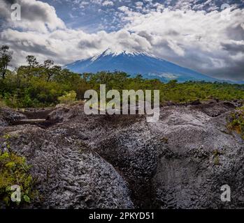 Verfestigte Lavaströme vom Osorno während eines früheren Ausbruchs, gesehen an den Petrohué-Wasserfällen, Saltos de Petrohue, Los Lagos, Chile Stockfoto