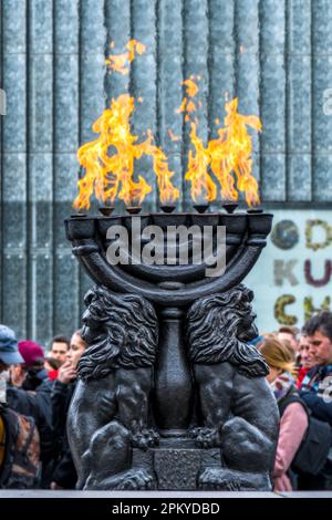 Menorah mit brennender Flamme vor dem Warschauer Ghetto Heldendenkmal - Warschau, Polen. Stockfoto