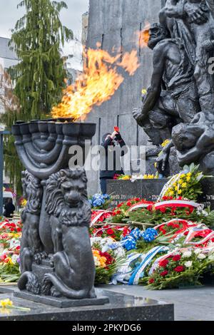 Menorah mit brennender Flamme vor dem Warschauer Ghetto Heldendenkmal - Warschau, Polen. Stockfoto