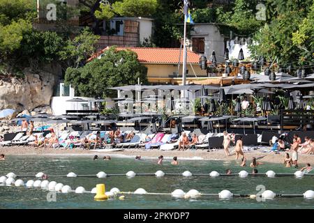 Cap-d'Ail, Frankreich - 5. September 2022: Touristen entspannen sich am atemberaubenden Strand La Mala in Cap-d'Ail, Mittelmeer, idyllische französische Riviera Stockfoto