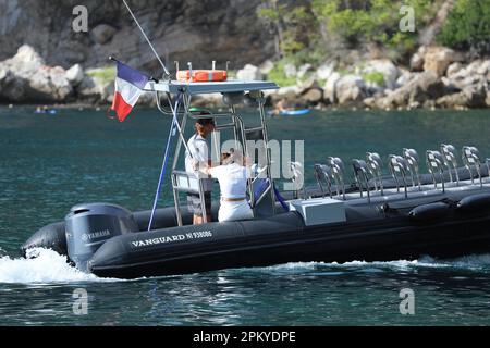 Cap-d'Ail, Frankreich - 5. September 2022: Ein engagiertes Team von Restaurantmitarbeitern, das geschickt auf einem Vanguard-Boot am Mala Beach in Cap-d'Ail am Fre navigiert Stockfoto