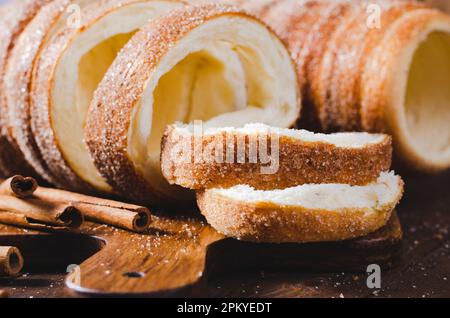 Kurtosh Kolach, traditionelles ungarisches und rumänisches Street Food, frisch gebackener Rollkuchen Stockfoto