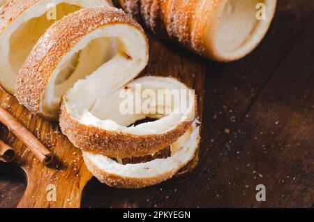 Kurtosh Kolach, traditionelles ungarisches und rumänisches Street Food, frisch gebackener Rollkuchen Stockfoto