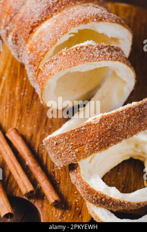 Kurtosh Kolach, traditionelles ungarisches und rumänisches Street Food, frisch gebackener Rollkuchen Stockfoto