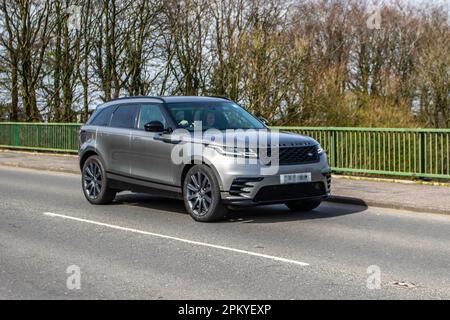 2019 Land Rover R Rover Velar R-Dyn HSE D240 A, D240 Bi-Turbo AWD Auto Diesel 1999 cm3; Überquerung der Autobahnbrücke im Großraum Manchester, Großbritannien Stockfoto