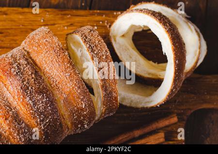 Kurtosh Kolach, traditionelles ungarisches und rumänisches Street Food, frisch gebackener Rollkuchen Stockfoto