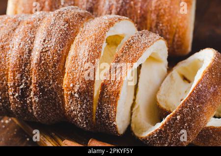 Kurtosh Kolach, traditionelles ungarisches und rumänisches Street Food, frisch gebackener Rollkuchen Stockfoto