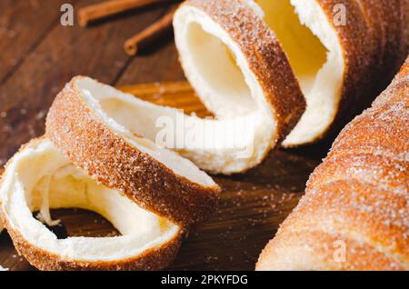 Kurtosh Kolach, traditionelles ungarisches und rumänisches Street Food, frisch gebackener Rollkuchen Stockfoto