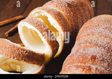 Kurtosh Kolach, traditionelles ungarisches und rumänisches Street Food, frisch gebackener Rollkuchen Stockfoto