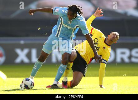 Brooke Norton-Cuffy von Coventry City (links) und Watfords Joao Pedro kämpfen während der Sky Bet Championship in der Coventry Building Society Arena in Coventry um den Ball. Foto: Montag, 10. April 2023. Stockfoto