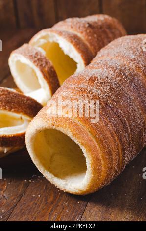 Kurtosh Kolach, traditionelles ungarisches und rumänisches Street Food, frisch gebackener Rollkuchen Stockfoto