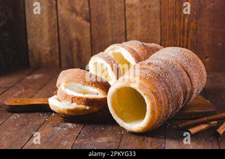 Kurtosh Kolach, traditionelles ungarisches und rumänisches Street Food, frisch gebackener Rollkuchen Stockfoto