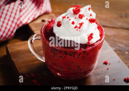 Roter Samtbecher Kuchen, hausgemachter Kuchen in der Mikrowelle Stockfoto