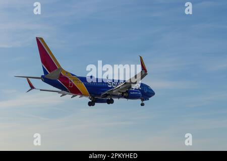 Southwest Airlines Boeing 737-7 mit der Registrierung N7744A wird kurz vor der Landung am Hollywood Burbank Airport gezeigt. Stockfoto