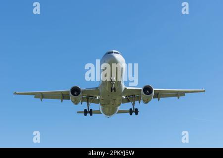 Ein moderner Passagierjet nähert sich der Landung. Stockfoto