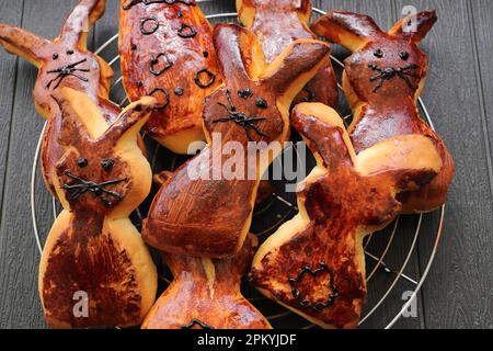 Ein frisch gebackener osterhasen aus Hefe Stockfoto