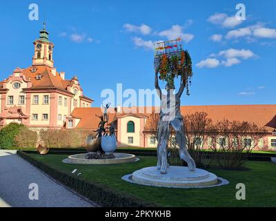 ALTSHAUSEN, DEUTSCHLAND - 9. APRIL 2023: Beeindruckende Skulpturen der Herzogin Diana von Württemberg befinden sich im Schlosspark Altshausen Stockfoto