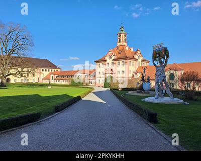 ALTSHAUSEN, DEUTSCHLAND - 9. APRIL 2023: Beeindruckende Skulpturen der Herzogin Diana von Württemberg befinden sich im Schlosspark Altshausen Stockfoto