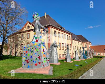 ALTSHAUSEN, DEUTSCHLAND - 9. APRIL 2023: Beeindruckende Skulpturen der Herzogin Diana von Württemberg aus der Sammlung "Engel" befinden sich in der Altshausen Ca Stockfoto