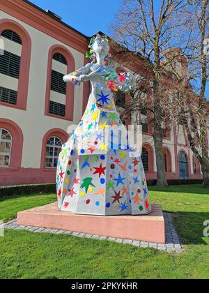 ALTSHAUSEN, DEUTSCHLAND - 9. APRIL 2023: Beeindruckende Skulpturen der Herzogin Diana von Württemberg aus der Sammlung "Engel" befinden sich in der Altshausen Ca Stockfoto