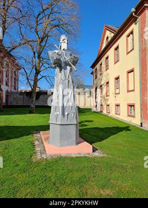 ALTSHAUSEN, DEUTSCHLAND - 9. APRIL 2023: Beeindruckende Skulpturen der Herzogin Diana von Württemberg aus der Sammlung "Engel" befinden sich in der Altshausen Ca Stockfoto