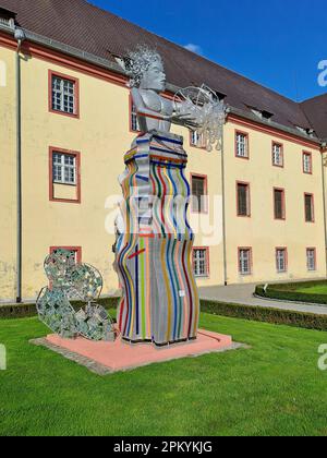 ALTSHAUSEN, DEUTSCHLAND - 9. APRIL 2023: Beeindruckende Skulpturen der Herzogin Diana von Württemberg aus der Sammlung "Engel" befinden sich in der Altshausen Ca Stockfoto