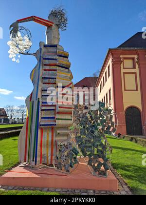 ALTSHAUSEN, DEUTSCHLAND - 9. APRIL 2023: Beeindruckende Skulpturen der Herzogin Diana von Württemberg aus der Sammlung "Engel" befinden sich in der Altshausen Ca Stockfoto