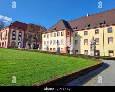 ALTSHAUSEN, DEUTSCHLAND - 9. APRIL 2023: Beeindruckende Skulpturen der Herzogin Diana von Württemberg aus der Sammlung "Engel" befinden sich in der Altshausen Ca Stockfoto