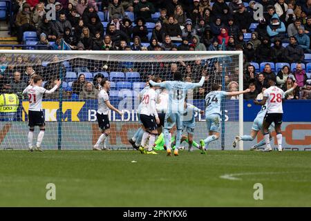Sam Smith #10 von Cambridge United feiert einen Verletzungszeit-Equalizer beim Sky Bet League 1-Spiel Bolton Wanderers vs Cambridge United am University of Bolton Stadium, Bolton, Großbritannien, 10. April 2023 (Foto von Craig Anthony/News Images) in, am 4./10. April 2023. (Foto: Craig Anthony/News Images/Sipa USA) Guthaben: SIPA USA/Alamy Live News Stockfoto