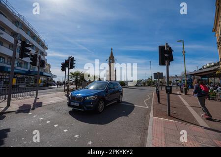 Wunderschöne Torquay Street an einem sonnigen Frühlingstag in Torbay, England. Torquay, Devon, Großbritannien Stockfoto