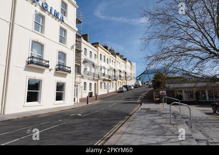 Wunderschöne Torquay Street an einem sonnigen Frühlingstag in Torbay, England. Torquay, Devon, Großbritannien Stockfoto