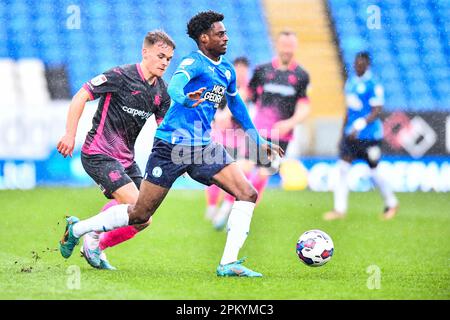 Nathanael Ogbeta (15 Peterborough United) tritt am Freitag, den 7. April 2023, beim Spiel der Sky Bet League 1 zwischen Cambridge United und Fleetwood Town im R Costings Abbey Stadium in Cambridge an. (Foto: Kevin Hodgson | MI News) Guthaben: MI News & Sport /Alamy Live News Stockfoto