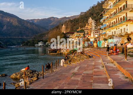 Rishikesh, Uttarakhand - 27.03.2023: Yoga-Stadt in Indien, Gange River Ganga RAM Jhoola Jula Landschaft. Yoga-Hauptstadt der Welt. Hochwertiges Foto Stockfoto