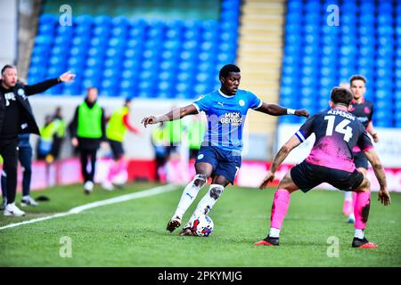 Ephron Mason Clarke (10 Peterborough United), herausgefordert von will Aimson (14 Exeter City) während des Spiels der Sky Bet League 1 zwischen Cambridge United und Fleetwood Town im R Costings Abbey Stadium, Cambridge, am Freitag, den 7. April 2023. (Foto: Kevin Hodgson | MI News) Guthaben: MI News & Sport /Alamy Live News Stockfoto