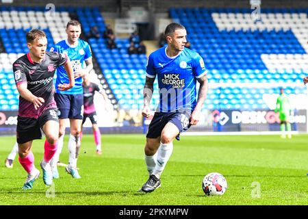 Oliver Norburn (18 Peterborough United) kontrolliert den Ball während des Spiels der Sky Bet League 1 zwischen Cambridge United und Fleetwood Town im R Costings Abbey Stadium, Cambridge, am Freitag, den 7. April 2023. (Foto: Kevin Hodgson | MI News) Guthaben: MI News & Sport /Alamy Live News Stockfoto