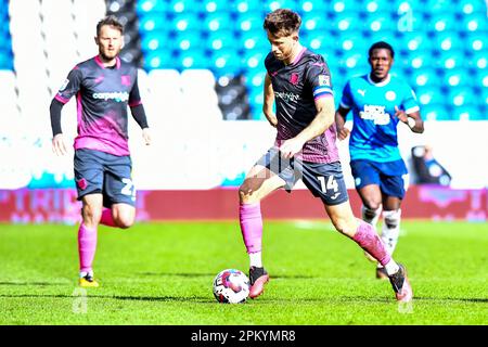 Will Aimson (14 Exeter City) kontrolliert den Ball während des Spiels der Sky Bet League 1 zwischen Cambridge United und Fleetwood Town im R Costings Abbey Stadium, Cambridge, am Freitag, den 7. April 2023. (Foto: Kevin Hodgson | MI News) Guthaben: MI News & Sport /Alamy Live News Stockfoto